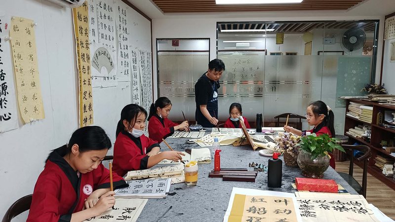 费用和退费条款是学员在选择成人教育机构时不可忽视的问题。以下是一些注意事项：