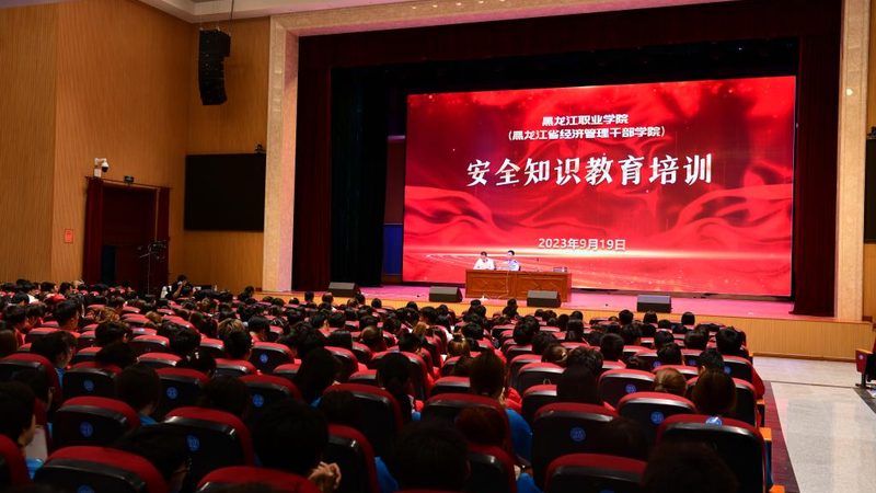 一般来说，适合学习电工技能的年龄范围较广。以下是一些参考：